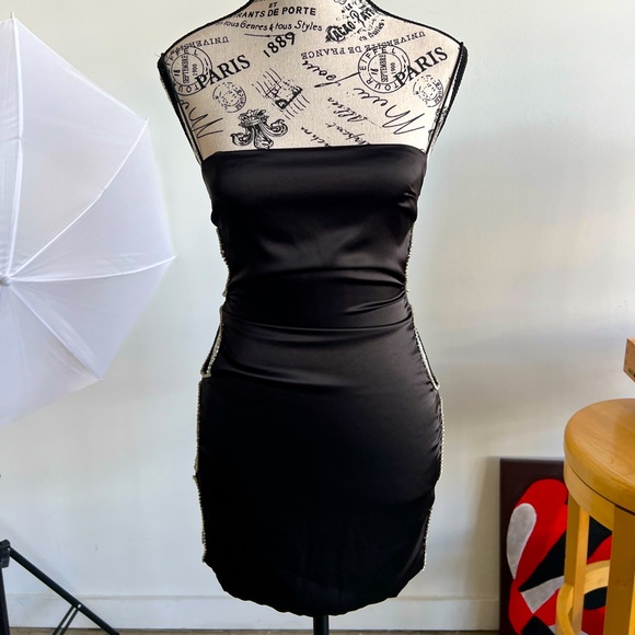 The perfect mini dress for summer/spring time! You’ll be sure to make heads turn - Picture 6 of 6